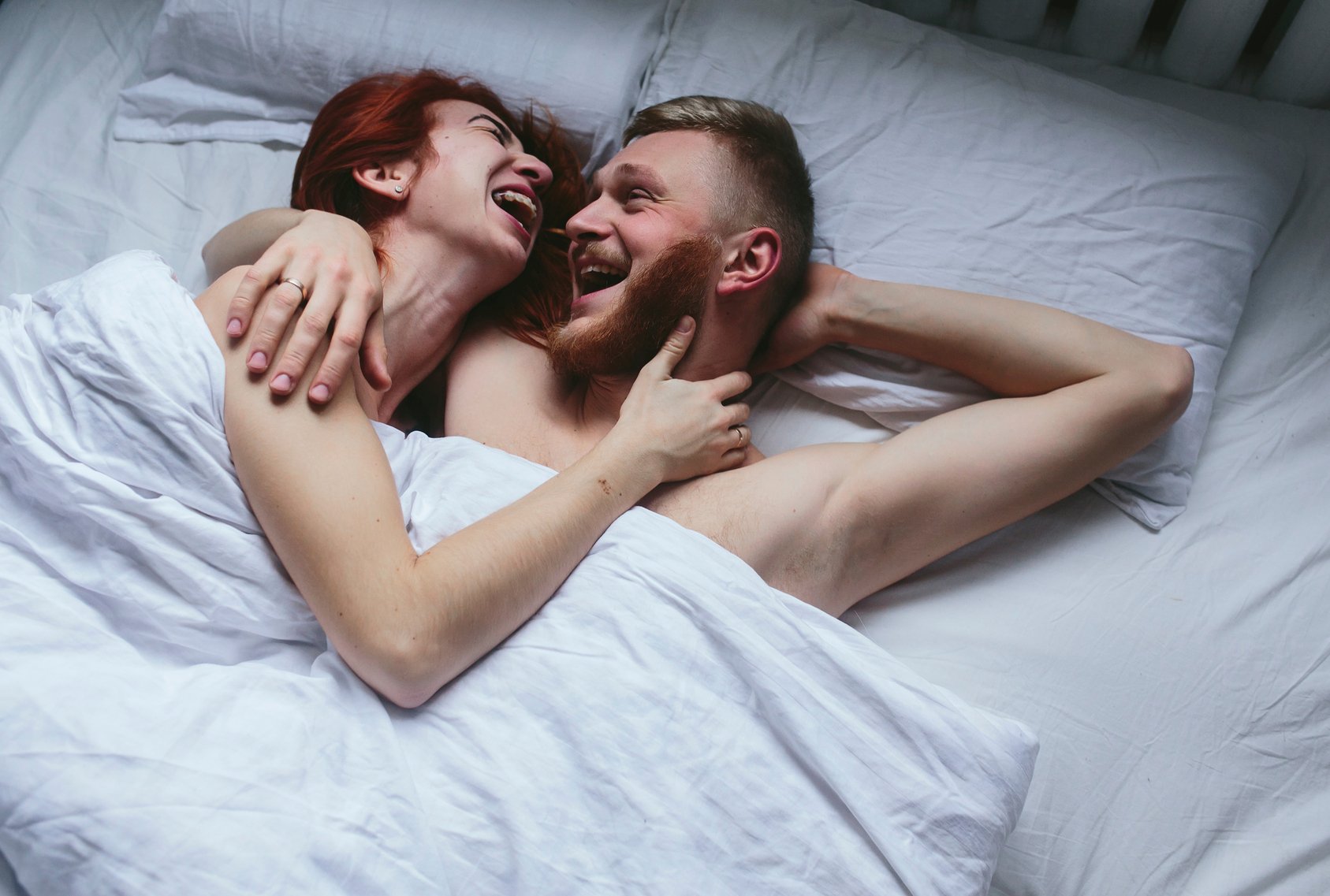 Пара любовников экспериментирует в сексесегодня секс на природе
