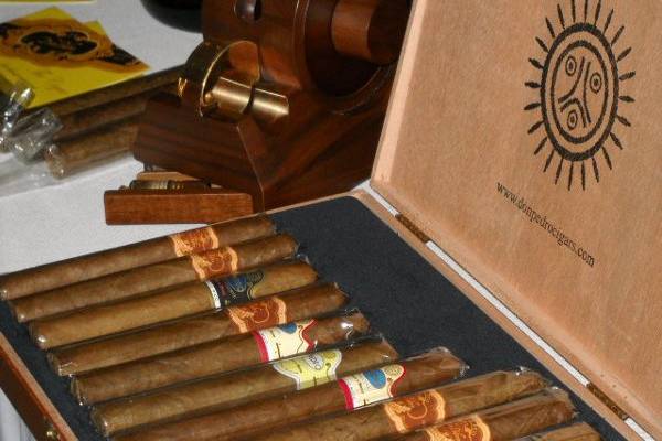 Handcrafted Cigar Bundle Boxes